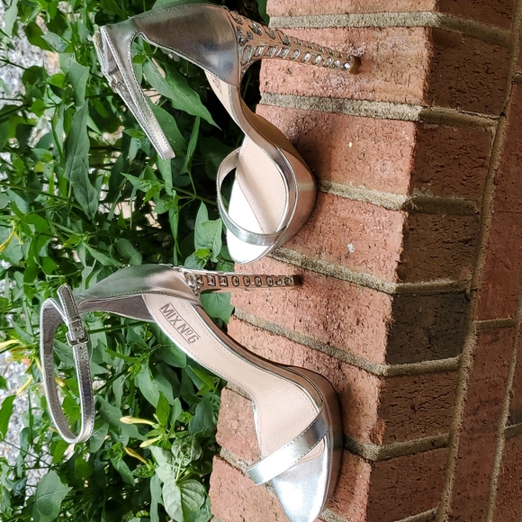 Silver sparkling heels sz. 8.5 - Picture 2 of 7